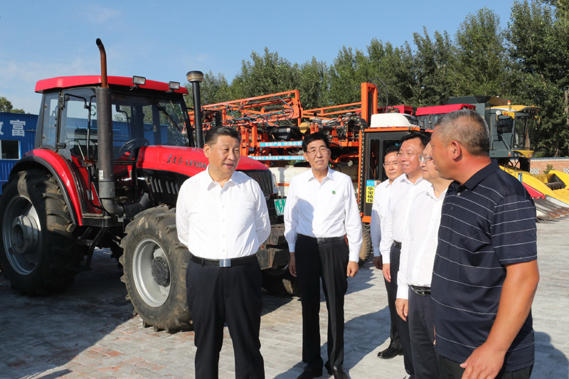 7月22日至24日，中共中央总书记、国家主席、中央军委主席习近平在吉林省考察。这是7月22日下午，习近平在四平市梨树县卢伟农机农民专业合作社，听取合作社生产经营情况介绍。新华社记者　鞠鹏　摄