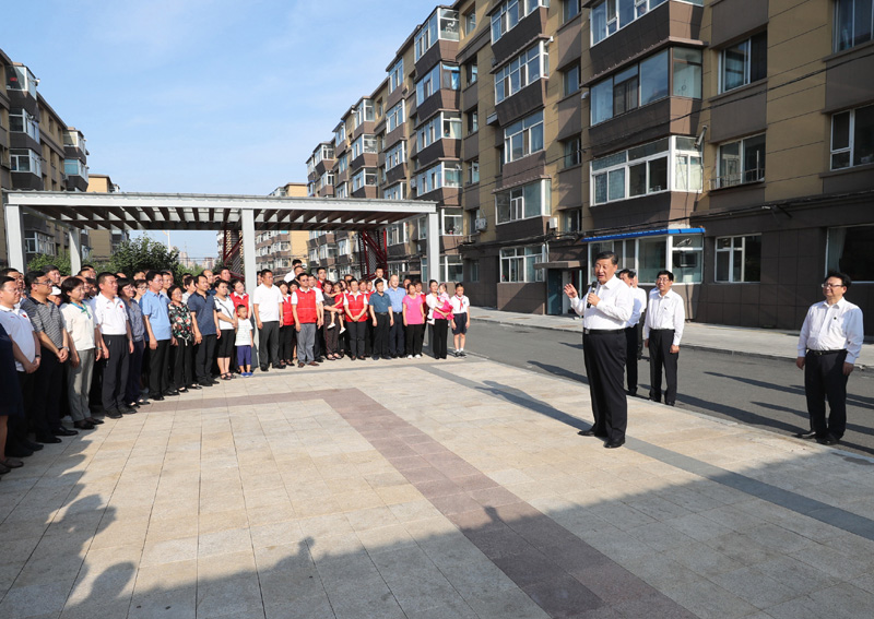 7月22日至24日，中共中央总书记、国家主席、中央军委主席习近平在吉林省考察。这是7月23日下午，习近平在长春市宽城区团山街道长山花园社区广场，同居民们亲切交流。新华社记者　王晔　摄