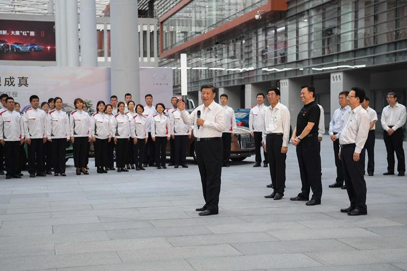 7月22日至24日，中共中央总书记、国家主席、中央军委主席习近平在吉林省考察。这是7月23日下午，习近平在长春市一汽集团研发总院，同职工代表亲切交流。新华社记者　燕雁　摄